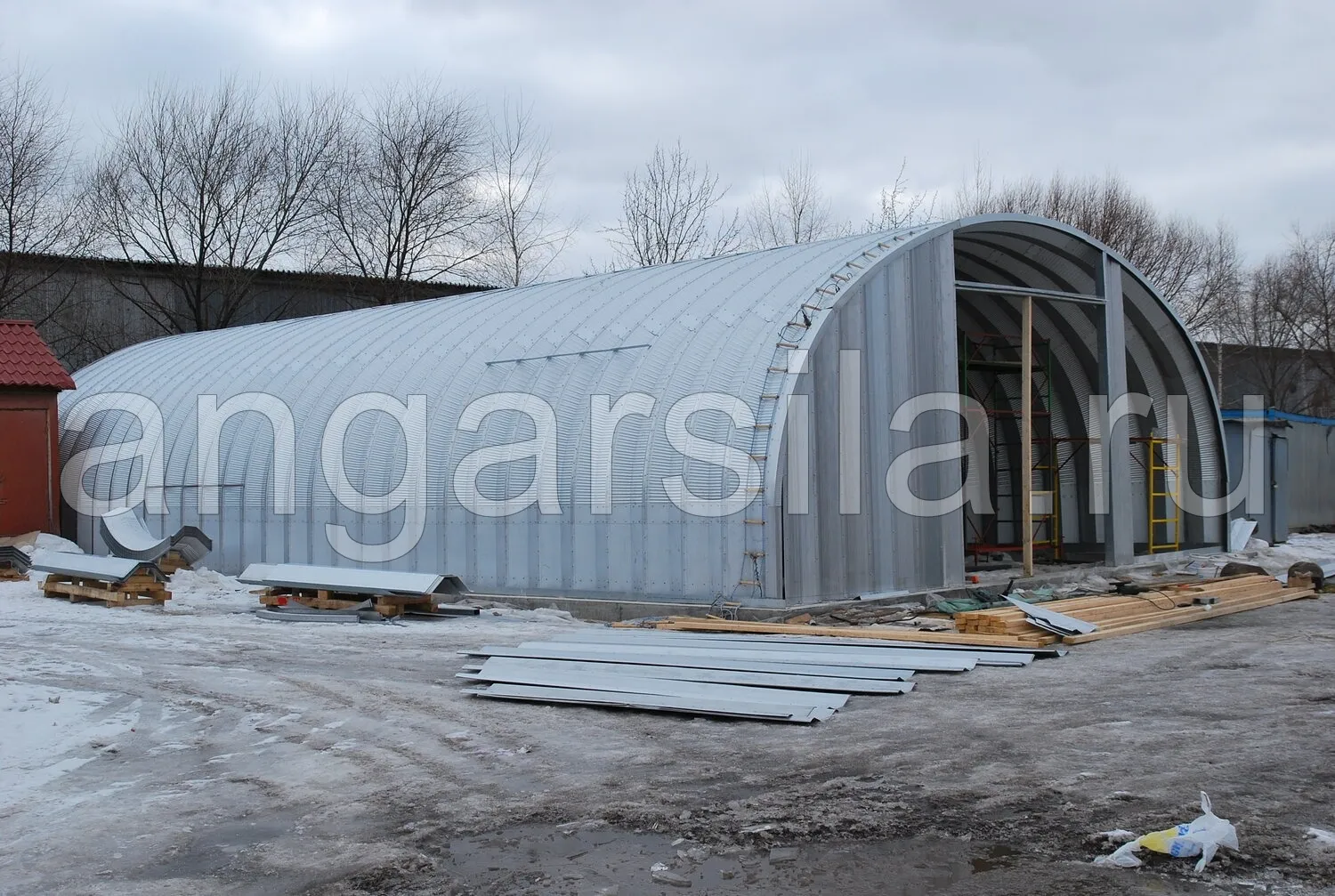 картинка-ссылка на статью: Какой ангар подходит для хранения техники в Мегионе?